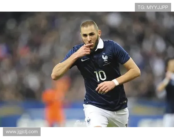 本泽马国家队定位解析：战术适配与大赛表现如何影响其地位