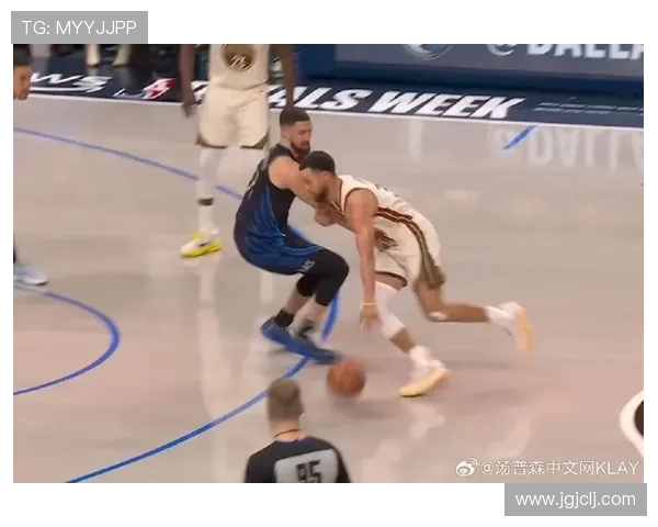 德里克·怀特利用挡拆突破提升效率 拉开与库里防守空间差异明显